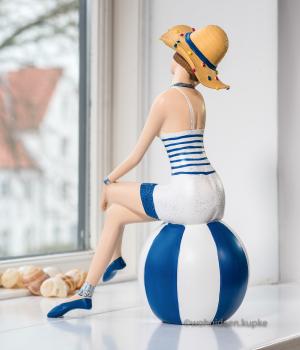 50er Jahre XXL Badefigur Estelle in blau-weißem Outfit mit Ball und Sonnenhut (37cm)